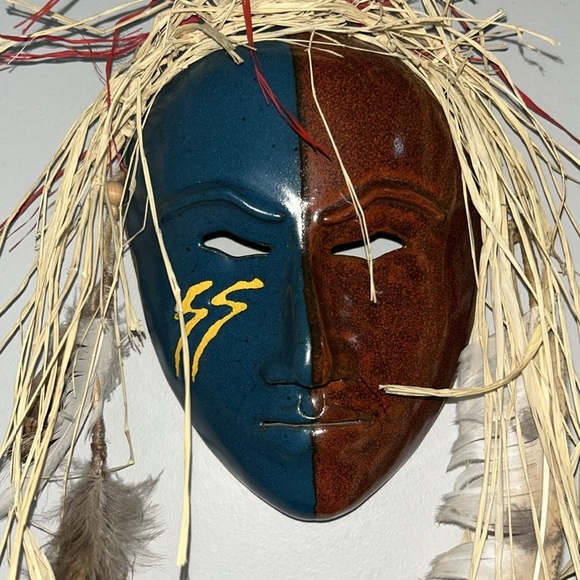 African mask with beads and feathers - Picture 2 of 4